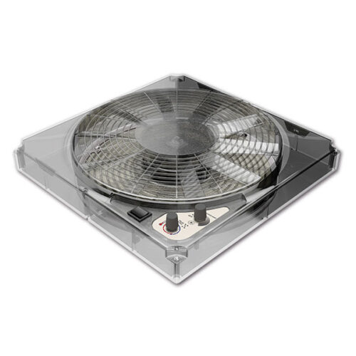 KIT TURBO-VENT F di FIAMMA S.P.A. installato su oblò camper, mostra la ventola interna per la ventilazione.