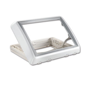 Oblò Midi Heki Style bianco installato su tetto di camper, mostrando la ventilazione forzata.