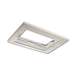 Interno di un camper illuminato dalla luce naturale che filtra attraverso il lucernario Midi Heki Style di Dometic.
