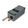 BLR312_1 Boiler scambiatore ad aria 12 V 9 L installato in un vano tecnico di un camper, mostrando i collegamenti idraulici ed elettrici.