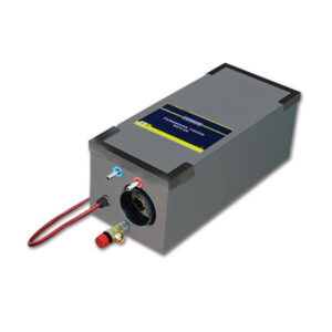 BLR312_1 Boiler scambiatore ad aria 12 V 9 L installato in un vano tecnico di un camper, mostrando i collegamenti idraulici ed elettrici.