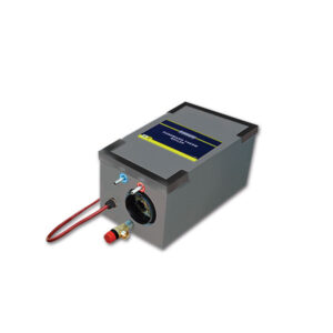 Boiler scambiatore ad aria 230 V 6 L installato in un vano tecnico di un camper moderno.