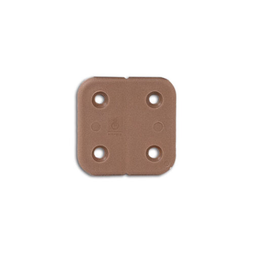 CER30260_1 Dettaglio ravvicinato di una cerniera plastica marrone installata su uno sportello di un mobile da camper.