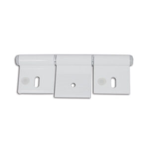 CER501_1 Cerniera alluminio bianco 126 mm 3 fori installata su porta camper, dettaglio della finitura e dei fori di fissaggio.