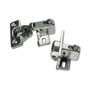Dettaglio delle robuste mini cerniere per antine, perfette per fissaggi sicuri su sportelli di veicoli ricreazionali.
