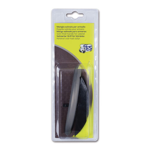 CHR055C_1 Maniglia per antine con inserto antracite montata su sportello di un camper, dettaglio ravvicinato