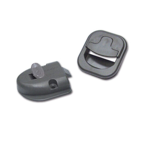 CHR060_1 Dettaglio della serratura completa per bagno grigio installata su porta di camper