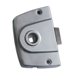 CHR063_1 Dettaglio della serratura T-Lock installata su porta di una toilette per camper, mostrando il meccanismo di chiusura.