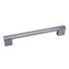 Maniglione cromato 222 mm fissato su una parete, mostrando la robustezza e la finitura elegante dell'accessorio.