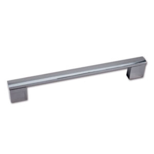 Maniglione cromato 222 mm fissato su una parete, mostrando la robustezza e la finitura elegante dell'accessorio.