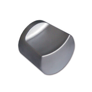 Immagine del pomello nichelato da 7x7 mm installato su una porta interna di camper, evidenziandone la funzionalità e l'integrazione.