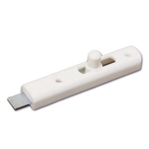 CHR35B_1 Chiavistello in plastica bianco dritto montato su sportello di un camper, mostrando la sua funzionalità di blocco.