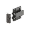 CHR44_1 Chiusura push per antine di camper, dimensioni 37x40mm, su anta in legno chiaro.