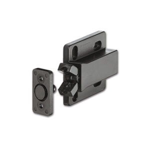 CHR44_1 Chiusura push per antine di camper, dimensioni 37x40mm, su anta in legno chiaro.