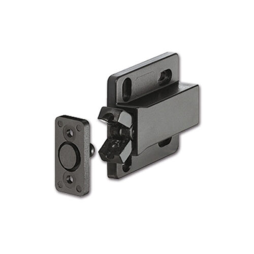 CHR44_1 Chiusura push per antine di camper, dimensioni 37x40mm, su anta in legno chiaro.