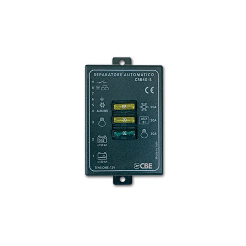 CNR423_1 Separatore automatico CSB40/S installato nell'impianto elettrico di un camper, con cavi collegati e fissato saldamente.