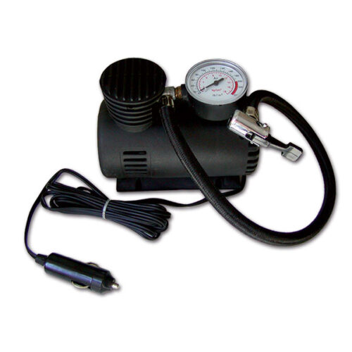 COM250_1 Mini compressore 250 psi compatto con manometro integrato, ideale per camper e caravan, in ambiente esterno.