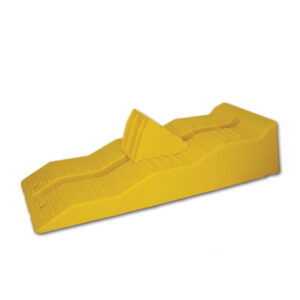 Immagine composita che mostra il wheel chock set in azione, bloccando efficacemente una ruota di caravan su terreno irregolare.