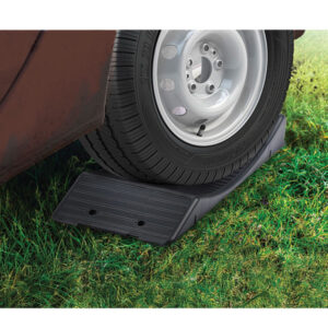 Primo piano del Wheel Saver che mostra la superficie antiscivolo e la struttura resistente per pneumatici di caravan.