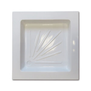 DCP101_1 Piatto doccia in materiale plastico da 500x500x80 mm installato in un bagno di camper, con superficie antiscivolo visibile.