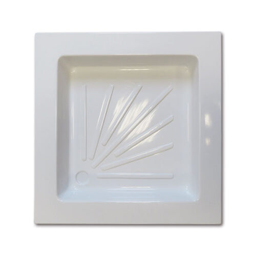 DCP101_1 Piatto doccia in materiale plastico da 500x500x80 mm installato in un bagno di camper, con superficie antiscivolo visibile.