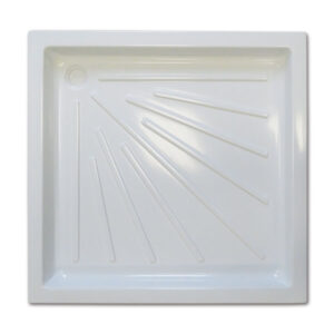 DCP102_1 Piatto doccia in materiale plastico 645x600x50mm installato in un vano doccia di camper, vista dall'alto.