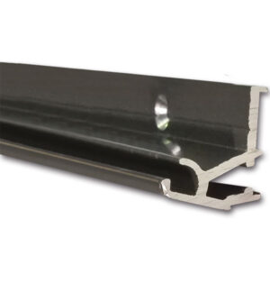 Controcerniera Polyplastic 4.40 • 450 mm per finestre di camper e caravan, dettaglio ravvicinato del meccanismo.