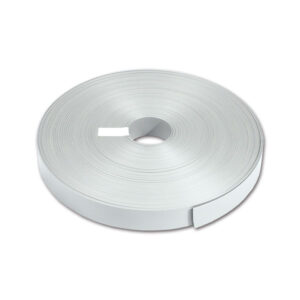 Copri fermagli bianco per guarnizioni finestre, dettaglio ravvicinato del componente in plastica.