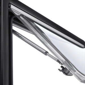 Vista interna della Finestra Seitz 1450 x 700, con tendina oscurante e zanzariera integrate per comfort
