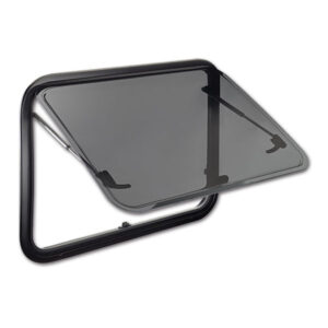 Dettaglio della finestra a compasso Seitz S7P L • 280 x 380 mm montata su un fianco di camper, mostrando il design pulito.