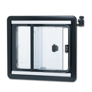 Finestra Seitz scorrevole 500 x 450 installata su un fianco di camper, mostrando il meccanismo di apertura DOMETIC.