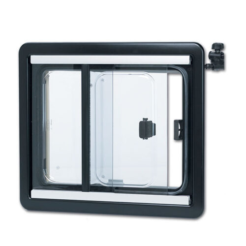 Finestra Seitz scorrevole 500 x 450 installata su un fianco di camper, mostrando il meccanismo di apertura DOMETIC.