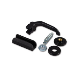 FNT581_2 Accessorio Maniglia nera con riscontro installata su un profilo finestra di veicolo ricreazionale, mostrando la sua integrazione estetica.