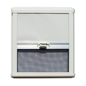 FNT604V_1 Zanzariera/oscurante NRF 600 x 650 avorio installata su finestra di camper, mostrando la protezione dagli insetti e l'oscuramento.