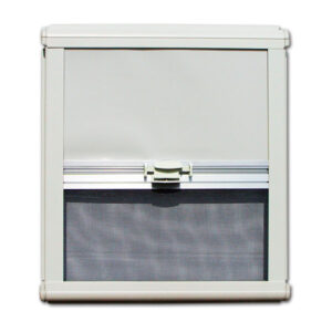 Zanzariera/oscurante NRF 700 x 650 avorio installata su finestra camper per protezione insetti e luce solare.
