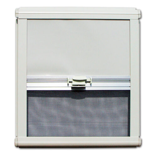 Zanzariera e oscurante NRF 1600x650 avorio installata su finestra di camper, offre protezione dagli insetti e privacy.
