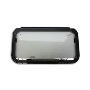 FNT6357_1 Finestra Roxite 4.20 nera 1300x550 mm per camper, vista frontale su veicolo ricreazionale in contesto esterno.