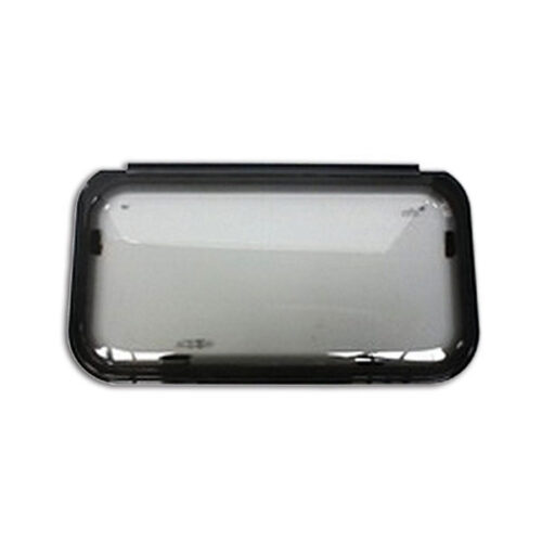 FNT6357_1 Finestra Roxite 4.20 nera 1300x550 mm per camper, vista frontale su veicolo ricreazionale in contesto esterno.