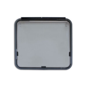 FNT6439_1 Lastra Polyvision 900 x 550 grigio installata su finestra di camper, vista esterna