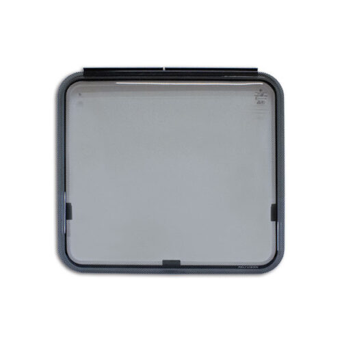 FNT6439_1 Lastra Polyvision 900 x 550 grigio installata su finestra di camper, vista esterna