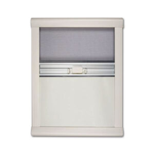 Oscuranti/zanzariere EVO a cassetta doppia 350 x 650 mm installati su finestra di camper, mostrando funzione oscurante.