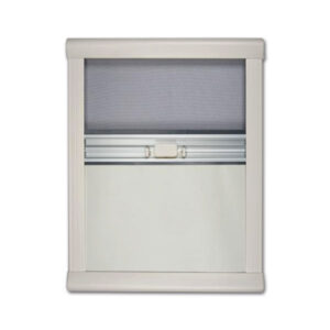 Oscuranti/zanzariere EVO a cassetta doppia 1250x650mm installati su finestra di camper, mostrano funzione di oscuramento e protezione insetti.