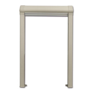 Oscurante/zanzariera 1000 x 650 avorio, chiuso, integrato nel design interno di un veicolo.