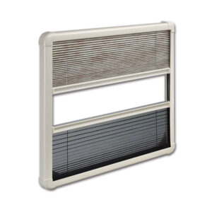 Oscurante/zanzariera Dometic S7P 750x465 installato su finestra di camper, vista interna.