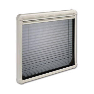 Zanzariera Dometic S7P estesa, con focus sulla rete anti-insetto e il profilo di fissaggio.