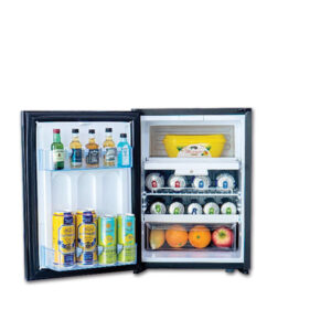 FRG547_2 Interno del Frigorifero a compressore ExtraCOOL con alimenti e bevande ordinatamente disposti, evidenziando la capacità interna e l'illuminazione LED.