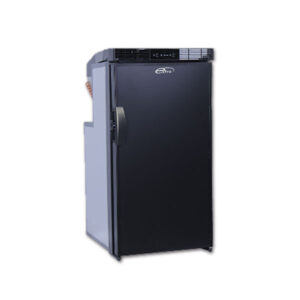 FRG564_1 Immagine frontale del frigorifero a compressore ExtraCOOL • 64 L installato in un vano cucina di camper, mostrando la porta chiusa e il design compatto.