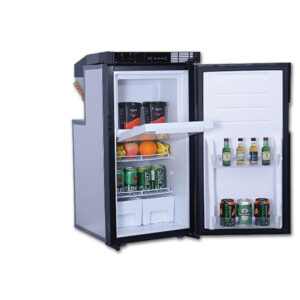 FRG564_2 Interno del frigorifero ExtraCOOL con ripiani e scomparti, evidenziando la capacità di 64 litri per la conservazione di alimenti e bevande in viaggio.