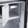 Dettaglio della cerniera sinistra del Frigo trivalente RM5380 di DOMETIC, indicando la direzione di apertura.
