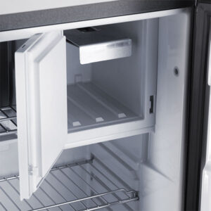 Dettaglio della cerniera sinistra del Frigo trivalente RM5380 di DOMETIC, indicando la direzione di apertura.